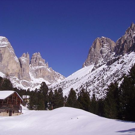 ホテルRifugio Gardeccia Hutte ポッツァ・ディ・ファッサ エクステリア 写真