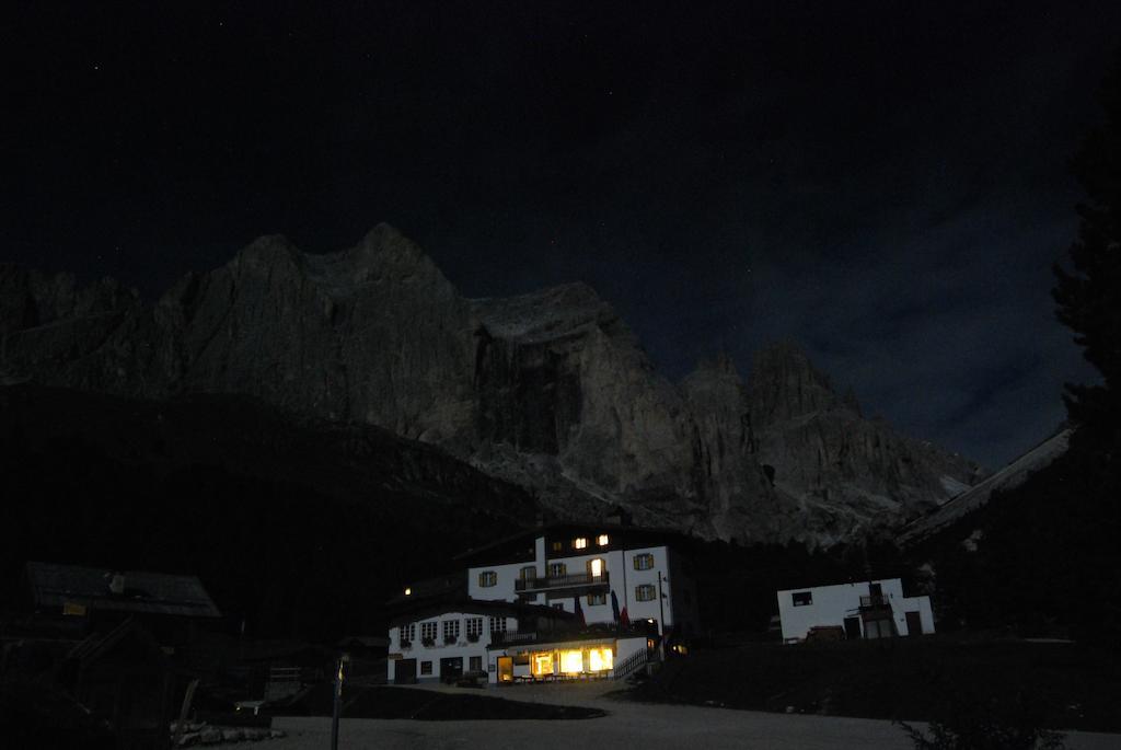 ホテルRifugio Gardeccia Hutte ポッツァ・ディ・ファッサ エクステリア 写真